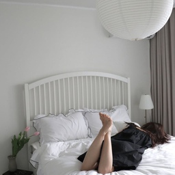 #예쁜템최고야 #콘수프기록집
☁️Classic Hotel Bedding Bedroom
유럽 클래식 감성을 담은 #홈즈리빙 시그니처 블랙 엣지 프릴이불로 베딩 교체해주었어요.
∙　저희 집은 퀸 사이즈에 50x70사이즈 베개 2개 구성이구요.
날씨가 더워지니 깨끗하고 밝은 느낌의 침실을 꾸미고 싶어서 주말이용해서 샤샤삭 바꿔주었답니다✨
∙ 가장 마음에 드는건 보들보들한 구름같은 촉감!☁️
∙ 알러지 케어 원단으로 비염으로 고생하는 남편에게도 딱!
베딩 바꾸고나서 어제 완전 꿀잠잤잖아요..😴
프릴이 들어가있어서 너무 공주풍이면 어쩌나 살짝 걱정했는데 막상 교체하니 너어어무 예뻐요🤍
#침실꾸미기 #침실인테리어 #베딩추천 #유럽감성침실 #유럽감성인테리어 #핀터레스트침실 #화이트베딩 #화이트침구 #유럽감성침구 #차렵이불추천 #신혼부부집들이선물 #침실스타일링 #유럽감성침대 #이케아침대 
