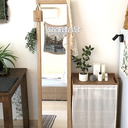 보기만 해도 한숨이 절로 나오던
울집 새까만 전선들 ,,
싹 다 가려버렸음니다 !
왕밤티 드라이기랑 고데기들 넣어두고
커텐으로 싹 가려주면 보기에도 완전 깔끔✨✨
특히 선반 뒷쪽 벽이 뚫려있는 구조라
코드 꽂는데도 어려움이 없더라구요🤍
#달빛홈 #FTC24기 #이번주챌린지 #예쁘게가리기 #오늘의집 #챌린지 #원룸 #원룸꾸미기 #전선가리기 #행복주택 #집꾸미기 #원룸꾸미기 #테무 #조화 #거실 #선반 #커튼 #원목인테리어 #원목 #플랜테리어 #화분 