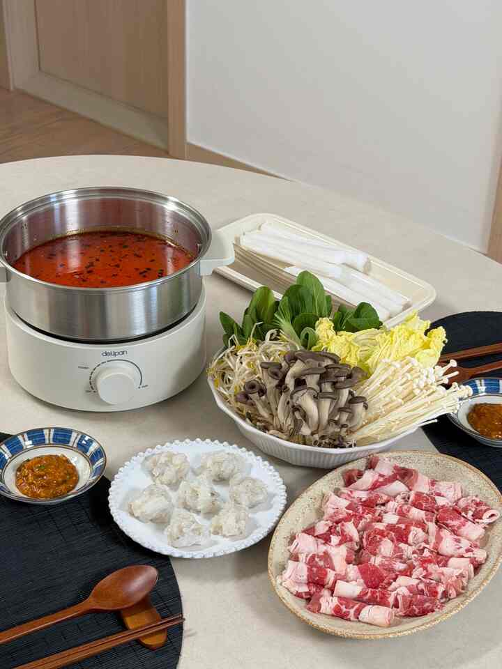 満員で楽しむハイジラオ・フェンギャル作り🍲

鍋は沸騰させながら食べなければおいしいじゃないですか！
私は＃デリファン＃マルチクッカーでボグルボックを沸かして食べました。
ハイジラオで食べるのと同じくらい美味しく食べました💓
電気ポット、蒸し、グリルを一つに解決する万能マルチカーです。
ホームパーティー、キャンプ場で手軽に調理するのにぴったりのテムだからおすすめですよ！
 
＃マルチクッカー推奨＃キッチンテム＃インダクション＃万能テム＃ポット＃ポットおすすめ＃ホームパーティー＃ホームパーティーボウル＃ホームパーティー料理＃ボウル＃ボウルおすすめ 