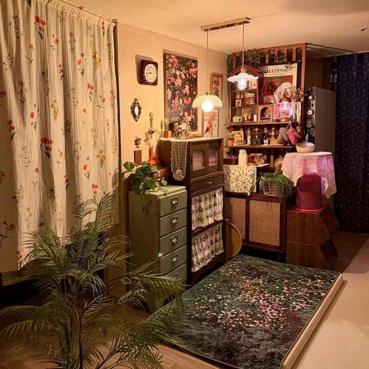 好みの激しいニューカーテン🙈🌷

久しぶりに提唱香いっぱい
きれいなフラワーカーテンに出会いました🥹💓

特に穏やかな光の光と
自然なフラワーパターンがキッチン
よりふさわしい空間にしてくれましたよ🌸

植物、木製家具ともよく合います。
見るたびに気分が良くなる空間になりました🫶🏻




#コヨハウス #フラワーカーテン #カーテンおすすめ #ヴィンテージインテリア #ビンテージ小物 #ホームスタイリング #家飾り #感性インテリア #ウッドインテリア #ホームカフェインテリア #式執事 #インテリア小物 #ビンテージ感性 #フラワーパターン #カーテンインテリア #今日の家#インテリアグラム
