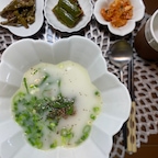 #콘수프기록집 #예쁜템최고야 

엄마표 꼬리곰탕 끓여서
맛점합니다~~
무자기 꽃면기와 꽃종지세트에 세팅하니
더더 맛있어지는~~^^

#홈스토랑 #혼밥 #무자기 #이도도자기 #큐티폴