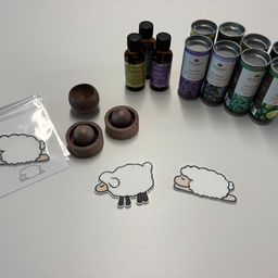 매일 사용하는 아로마오일을 조금 더 편하게 사용해보려고 관련 용품들을 구매했어요 . 
자기전 베개에 라벤더 오일을 직접 떨어뜨리는게 신경쓰였는데 슬리피펠트를 사용해 베개안에 넣어주니 직접 닿지않고 편하게 사용할 수 있어요. 
아이 책상위엔 집중력에 도움되는 로즈마리 오일 한두방울 뿌려 올려주고, 거실엔 베르가못 주방엔 레몬오일을 두었어요 . 
나무 속으로 스며든 오일이 공기중으로 서서히 퍼져 
은은한 향이 공간을 채워줍니다 . 🌿
#콘수프기록집  #예쁜템최고야  #에센셜오일
#아로마오일  #카오코  #가든데이즈  #슬리피펠트  
#호두브리즈볼