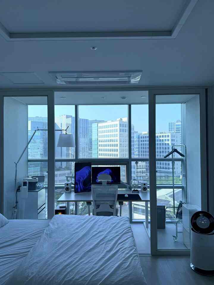9平ワンルームルームツアー🏠
バルコニー付きの新築ワンルームに引っ越しました！

コンピュータで作業するときは、ビューを見て作業するのがロマンだったが、そのロマンを成し遂げることができてとても良いです🏙️

新築オフィステルのデメリットは、窓が一つしかない点がデメリットでした。

最初の跡を取るときはいくつかの商品を買いましたが、最終的に引っ越すときはすべて捨てましたよ🥹
必要なだけのミニマルライフがもっと良いと思います😎

すぐに夏が来るのに暑すぎなかったらいいですね☀️

#ワンルーム#ワンルームインテリア