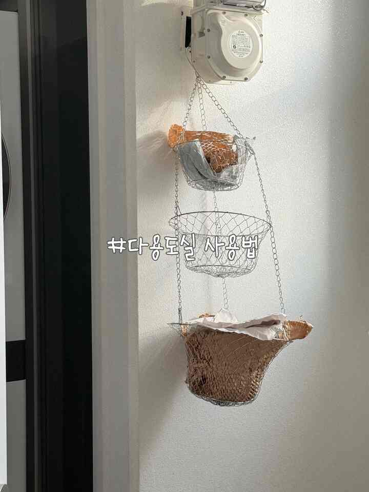 #多目的実用法

みなさん多目的室 どう活用していますか？ 
私たちの家の多目的室はとても狭いのでスペースの活用が難しかったです。 

まず、洗濯機＆乾燥機セットのウォッシュタワーを入れてください。 
スペースの余裕がなく、その一般的なニッチトロリーも入ることができませんでした。 

代わりに、 
1. ハンギングで歩ける鉄製バスケットを活用して 
玉ねぎやニンニク、サツマイモ、ジャガイモなどを保管しています。 
ハンギングなので空間車もなくてガス桶に掛けて使うのにとても丈夫でインテリア効果もあり満足していますよ 

2. 洗濯バスケットも3段の製品で配置して空間活用を高めました。白い服/暗い服/タオルに分けて、各段ごとに異なる洗濯感を出しています。

3. 台所に置くには、やや匂いがしたり、安堵することができる食品処理機を置きました。窓を開けておけば空気もよく通るのでこの位置がぴったりです。 

4.あまり狭くて開放感のために明るいアイボリーカラーのデッキタイル、白砂利施工で空間を一層明らかにしました！ 
確かに広く見えたり、素足に入っても足のこぼれがなくていいですね:) 

狭い多目的室ですが、隅々に死ぬスペースがなく、よくよく書いています！ 




＃多目的室のインテリア 