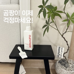 저번에 곰팡이제거제 스프레이 타입 소개해드렸는데
벽면에 바를땐 스프레이타입은 바닥에 흘러내려서
불편하더라구요! 
그래서 벽면용으로 붓타입으로 구매했는데 넘 편해요
게다가 효과도 좋답니다🙆🏻‍♀️
겨울만 되면 창문에 물이 생기다보니 결국 이렇게
곰팡이가 생기는대요, 붓으로 쓱 발라주고
10분 방치해서 수건으로 닦아주면 싹 사라져요
전 욕실은 스프레이타입으로, 벽면이나 범위가 작은곳은
붓타입으로 곰팡이를 무찌를 생각입니다🙊
#곰팡이 #곰팡이제거제 #백화상점 #살림템 #청소템 #청소용품 #내돈내산 #오늘장면한컷 #현명한소비 #콘수프기록집 #맞팔 #청소꿀팁 