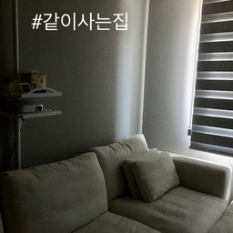 #같이사는집 #부부공간 #영화방
함께 여가를 즐기는공간으로 영화방이에요
넷플릭스로 영화를 보던가
유튜브를 시청할때 함께 자주 이용해요
함께 문화적인 감정을 같이 공유하는건
참 좋은것같아서 추천드려요~
