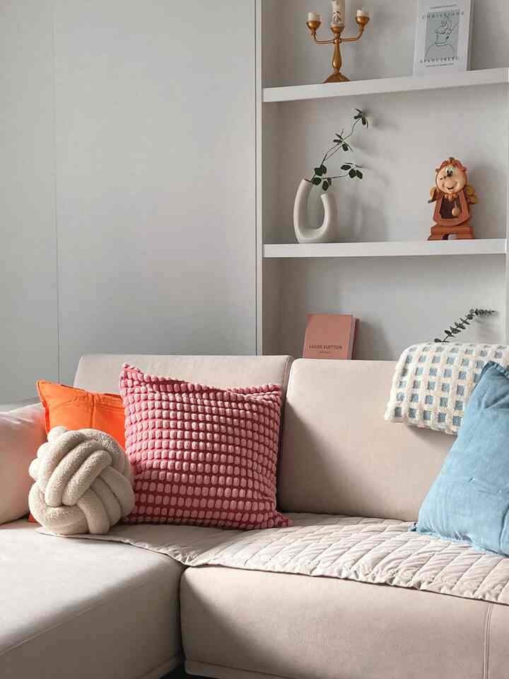 IKEAで飾ったカラームード🩵🧡🩷
こんなにちょっとした組み合わせが出来上がって、私も気分がいいです🫢
家は全体的にホワイトインテリアにすっきりした感じでした。
少し活気になっていませんか？

色のインテリアはこんなにやりたかったです。
感覚がなく、色の家具が間違っているのを見たことがありませんでした。
家具は間違って買えば捨てるのも仕事じゃないですか😂

しかし、これで雰囲気の変化が芽生えます。
リスク心配なく、少し気楽にしてみたかったカラーを挑戦してみることができると思います🧡

さて、次はどんなことに挑戦しましょうか？😋
＃主眼が昼寝している

＃イケア＃イケアおすすめテム＃イケアクッション＃今日の家＃今日の私たちの家＃家の装飾＃リビングインテリア＃リビング＃リビング飾り＃イケアスタイリング＃リビングスタイリング＃ホームスタイリング＃カラーポイント＃カラー＃カラーインテリア＃賢い消費