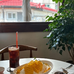 #예쁜템최고야 #콘수프기록 
예쁜 그릇은 정말 다다익선인 것 같아요 :)
평범한 음식도 마음에 드는 그릇에 담으면 괜히 더 맛있어 보이고, 식사 시간 자체가 기분 좋아지더라고요. 요즘은 코코에서 사 온 부채살로 거의 일주일 내내 스테이크 해먹고 있는데, 맛있게 먹으면서도 탄수화물을 덜 먹게 되니 의도치 않게 다이어트(?) 중인 느낌이에요 🤍
그리고 최근엔 동네에서 망고빙수 맛집도 발견했답니다!
망고가 아낌없이 듬뿍 올라가 있는데 과일 자체가 정말 신선하고 달콤해서 한입 먹자마자 기분 좋아지는 맛이었어요. 요즘처럼 더운 날씨에 딱 힐링되는 디저트였어요 🥭✨
#맞팔 #저녁메뉴 #스테이크 #망고빙수 