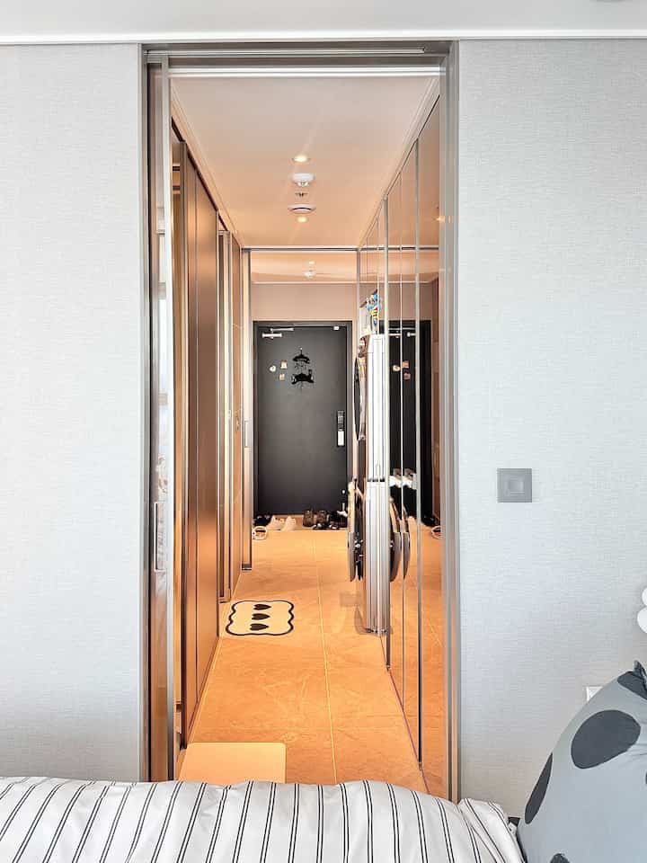 #돈아깝지않은시공
私たちの家でお金が残らない施工は、分離型トイレとすぐ前に位置する多目的室空間です！
シャワー室とトイレを分離するので掃除が簡単で、特にトイレは乾式で使用可能で非常にスッキリ使えますよ ;-) #화장실리모델링 #다용도실 #집스타그램 #콘수프기록 #콘수프기록집 
