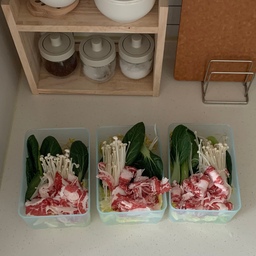 #샤브샤브밀프랩 #냉동밀프랩 
한번 해두면 야채 상할 일 없이 
먹고싶을 때 샤브샤브 먹을 수 있는 밀프랩 
고기를 제일 위에 넣어야 
야채도 잘 익고 고기 질기지않게 먹을 수 있어요 
냉동용기는 땡스소윤 ! 
#콘수프기록 #원룸 #원룸꾸미기 #자취방인테리어 #자취방꾸미기 #화이트인테리어 #화이트우드인테리어 #주방선반 #주방정리 #원룸인테리어 #6평 #6평원룸인테리어 #6평원룸 #핸드타월 #주방장갑 #전자레인지 #고무장갑 #양념통 #주방수납 #조리도구 #조리도구걸이 #키친타올걸이 #주방공중부양 