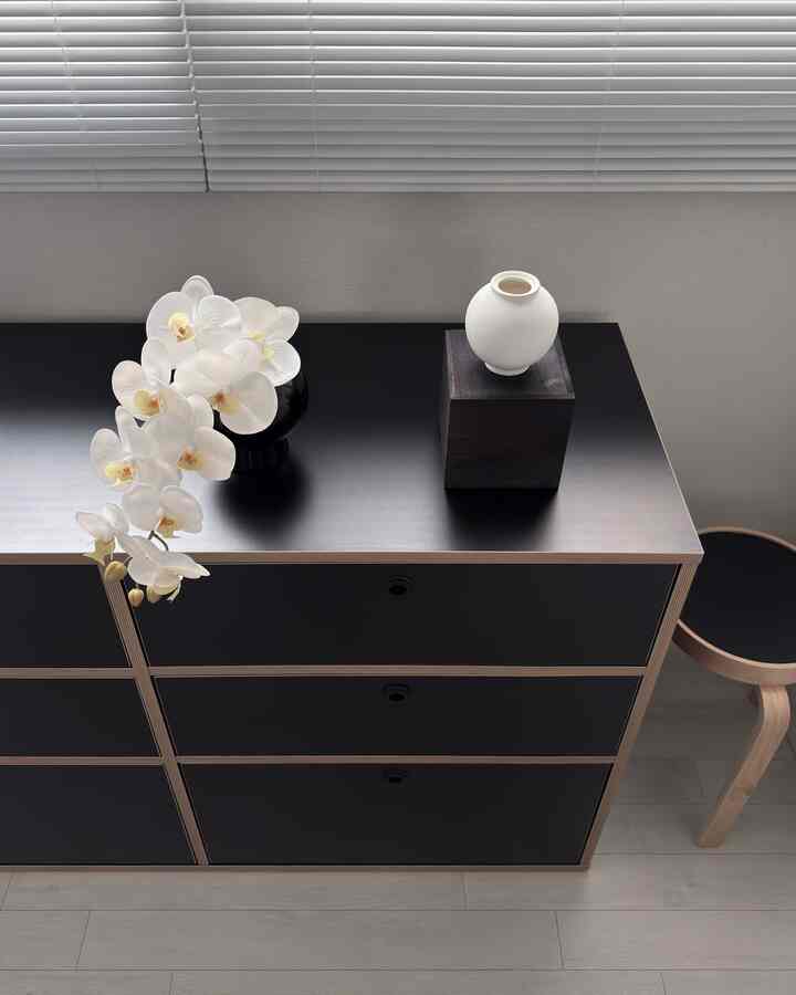＃製品提供|福を呼ぶ月壺キャンドル🕯️
キャンドル兼オブジェの役割をしっかりとするドオディネ月壺です。

ニャンと一緒に過ごす
普段は蝋燭を吸うよりはオブジェとしておいて、
たまにトイレでのみキャンドルとして使用しています。

丸い月に似て豊かで居心地の良い雰囲気を作り出す
ダルハンアリは古くから祝福を呼ぶという意味も込められています。

私が選んだ香は「レーンインフォレ」ですが、
野生の苔で覆われた松林で
素足で歩くようなしっとりと落ち着いた香りです。

何より気に入ったのは、ブラックネック型のパッケージ！
高級感のあるムードが感じられ、プレゼント用としても良く、
月壺を載せるオブジェ陳列通りにも活用可能ですよ🤍
 
＃ドオディーネ＃ダルハンアリ＃キャンドル＃オブジェ＃ダルハンアリキャンドル＃キャンドルホルダー＃白磁＃青磁＃ハウススターグラム＃オブジェ＃協賛＃ホームスタイリング＃インテリアアクセサリー＃アイエンジホーム＃収納場所＃ブラック家具＃ホームカフェ＃無彩色インテリア＃ブラックインテリア＃2セラミックス＃4 ＃オフフレーム＃ブラインド＃花瓶＃胡蝶蘭＃引き出し