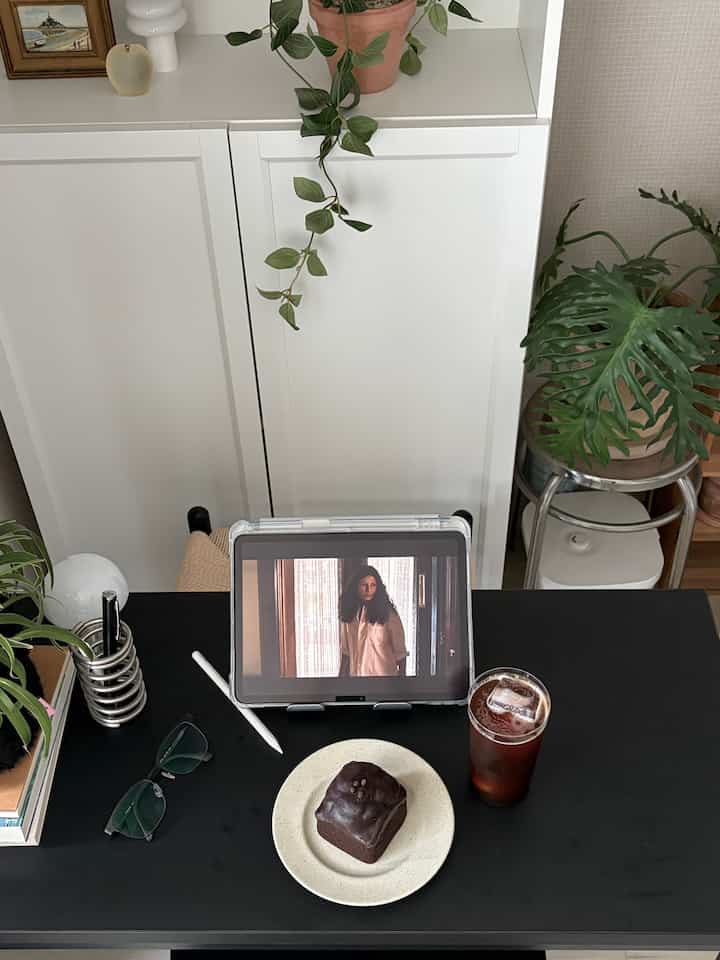 1人デスクを便利に活用する💕

大きすぎても小さすぎない一人用デスク！
コーヒーを飲むとき、本を読んでいるときなど、ゆったりとしたときに主に使っています。パッド+本+シンプルなフードプレートまで可能なサイズにブラックカラーでスペースに重さ感までハンスプン✨

家の満足度を200％引き上げてくれています :-)
  #인테리어 #인테리어소품 #데스크테리어 #블랙인테리어 #블랙테이블 #테이블 #홈카페 #자취방 #작업실 