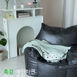여름에도 에어컨 바람 때문에 가볍게 덮을 블랭킷은 꼭 필요하더라구요 ☁️
요즘 저는 4중 양면거즈 블랭킷 사용중인데,
면 100% 소재라 아이랑 함께 쓰기에도 부담 없었어요.
저랑 아이 둘 다 피부가 예민한 편인데
자극 없이 부드러운 촉감이라 만족 ✨
디자인은 4가지인데
저는 소파 분위기랑 잘 어울리는 컬러로 골라봤어요 🛋️
(ꗯ̤̮ 핑크리본도 예뻤지만)
사이즈도 3가지라 선택 가능하고
저는 넉넉하게 쓰고 싶어서 L사이즈로 선택!
가볍고 시원해서 여름 블랭킷으로 딱이에요 ☀️
#믹스앤매치 #거즈블랭킷 #여름이불 #여름침구 #블랭킷추천 #콘수프기록집 #현명한소비 #플래지어 #1인소파 #블랙소파 #빈백 #벽난로콘솔 #헤이몰리 #헤리티지디퓨저 #헤트라스 #거실인테리어 #에싸소파 #집꾸미기 #거실꾸미기 #리빙 #리빙템 #인테리어 #화이트인테리어 #인테리어소품 #식집사 #플랜테리어 #초보식집사 #소통 #맞팔 #오늘의가든
