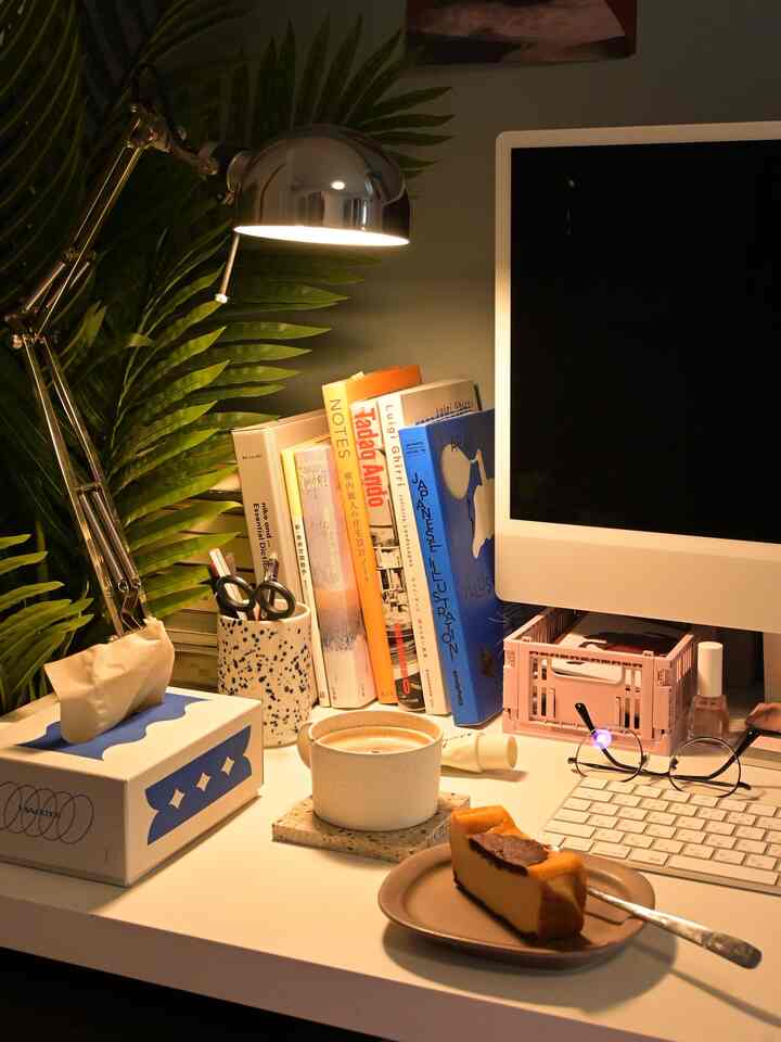 夜のワークスペース
IKEAのデスクライトはお手頃なのにデザインも機能もとても優秀です！

#Ohouse #Ohousejp