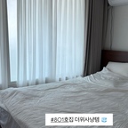 #더위사냥템 

이제 꽤 여름 날씨인 것 같죠? 
더위를 느끼는 순간 침구부터 바꿨어요 ! 
요즘 냉감이 정말 핫한 것 같아요 💙 

1️⃣ 에이트룸 냉감 이불
봄에는 에이트룸 모달 이불을 사용했는데 
제품이 좋았어서 여름에도 에이트룸 이불을 구매했어요 
실키 모달 화이트 이불을 구매했는데 정말 시원해요🤍🩵 
이불의 재질 원리..? 가 뭔지 신기해요 ㅋㅋㅋ
부들부들하면서 시원해요 !! 몸에 겉도는 듯한 시어서커 같을까봐 걱정했는데 착 감긴답니다. 
이불은 살에 닿여야하는데 몸은 또 시원해야하는 거 아시죠..ㅋㅋ 열 많은 남편도 너무 좋아하네요 
확대샷 보시면 차르르한 느낌 보실 수 있을 것 같아요 

2️⃣ 다이슨 날개 없는 선풍기 
신혼인지라 미래에 아기 생각도 있는 801호에요 🫪
아기있는 친구집에 갔는데 촘촘한 선풍기라도 아기들이 
손가락을 계속 넣으려고 하는 걸 보고 ㅠㅠㅋㅋ 
고민없이 날개 없는 선풍기를 구매 했어요 !! 
청소도 용이해서 너무 편해요 
더러워지면 물티슈로 슥슥 닦으면 되고 
리모컨은 선풍기 상단에 자석이 있어서 탁 붙어요 ㅎㅎ
화이트색상이 인테리어랑도 어울려서 만족합니다 🤍🤍🤍

#더위사냥템 #여름이불 #여름준비템 #다이슨선풍기 
#에이트룸 #ftc24기 