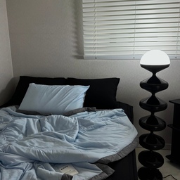 🛏️고유의 쿨링 베딩
과하게 화려하지 않은 블루 색상이 어떤 인테리어에도 잘 어울려요.
쿨링 베딩으로 가볍고 부드러워 여름에 사용하기 딱이에요!
가격대는 좀 나가지만 퀄리티가 좋아 만족합니다.
💨자일렉 무풍 선풍기
일반 선풍기는 바람이 너무 쎄서 무풍 선풍기를 골랐어요.
자는 내내 틀어놔도 부담이 없어요.
아쉬운 점은 2단계부터 소음이 생각보다 커요.
그래도 일반 선풍기보다는 훨씬 조용합니다!
#더위사냥템 #ftc25기 #인테리어 #침구 #침실인테리어 #투룸 #자취 #블랙인테리어 #고유 