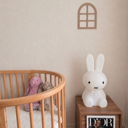#같이사는집 #아기랑사는집 🧸💛
아기랑 함께하는 일상을 채워나가는 공간들을 소개해 보아요.
📸 첫 번째 사진은 저희 안방이에요.
공간을 많이 차지하지 않으면서도 동글동글 귀여운 스토케 슬리피를 서브 침대로 두고 있어요. 안방 무드에 맞춰 따뜻한 우드톤으로 맞췄더니 밤마다 아기 재울 때 마음이 참 편안해져요. 미피 조명은 밤마다 수유등으로 열일 중이랍니다.
📸 두 번째 사진은 아기방이에요.
낮에 주로 시간을 보내고 앞으로 독립 수면도 준비할 공간이라, 안전하고 아늑한 저상형 침대를 들였어요. 벽에는 귀여운 토끼 벽지 스티커를 붙이고 노란 커튼을 달아주었더니 한층 더 화사해졌죠? 굴러다니는 아기 짐은 수납함에 싹 정리해두니 깔끔하게 유지하기 좋더라고요.
안방은 아늑하게, 아기방은 화사하고 실용적이게 꾸며본 저희 집입니다. ˘͈ᵕ˘͈
#오늘의집 #오늘의집챌린지 #아기방인테리어 #아이방꾸미기 #감성아기방 #미피조명 #범퍼침대 #아기방꾸미기 #육아소통 #집꾸미기 #ftc24기 
