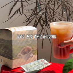 카페인은 줄이고 싶은데
커피 무드는 또 포기 못 하잖아요 ☕
예전엔 작업 시작하면 자연스럽게 커피부터 내렸는데,
요즘은 글루컷 오르조워터를 더 자주 찾게 되는 것 같아요.
논카페인인데도 커피 풍미가 꽤 진하고
크레마도 생각보다 풍부해서 만족스럽더라구요 :)
식후 혈당상승 억제에 도움을 줄 수 있는 식이섬유까지
들어 있어 안심하고 먹을 수 있어요 🌿
아이스,라떼, 아포카토로 다양하게 만들어 먹을 수 
있으니까 평소에 저절로 자주 마시게 돼요 🧊
스틱 타입이라 간편하게 타 마시기 좋고,
찬물에도 잘 녹아서 더 손이 가는 것 같아요 ☕
카페인은 줄이고
커피 무드는 그대로 즐기고 싶은 날
드셔보세요 🤎
#글루컷 #오르조워터 #논카페인커피 #커피대용 #홈카페 #홈카페레시피 #아이스커피 #커피루틴 #집순이일상 #감성홈카페 #브이로그감성 #집에서즐기는카페 #카페인줄이기 #작업루틴 #일상브이로그 #홈카페감성 #콘수프기록집 #현명한소비