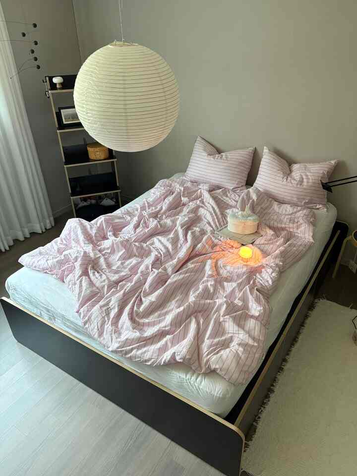 私の家にピンク色の寝具もあまりきれいです☺️
寝具は無条件ホワイトがきれいだと思っていたのに、
黒のインテリアにピンクの色がとてもきれいです✨

週末にソウルに地下鉄に乗ってきましたが、
エアコン風が強くて首が痛いですよ🥹 
まだ寝るとエアコン風は嫌いですが、新郎はあまり暑くて薄すぎる寝具は嫌いですが、夏の季節にはぴったりです。

肌に触れる瞬間に感じられる柔らかくふわふわの肌触りで
植物性素材で軽いトウモロコシ綿充填材で
背中にも静かな無騒音生地で快適に使える
香菌性99.9％充填材まで！

カラーからピンクの色で、素敵な寝室を飾るまで🫧
季節に覆いやすい3オンスでエアコン風嫌いな方にピッタリですよ

🏷️ピンク縞模様の羽毛布団セット
@morebric.kr   #침실인테리어 #이불추천 #침실인테리어 #침실 #침실꾸미기 #침실스타일링 #블랙인테리어 #인테리어 #침대 #침대인테리어 