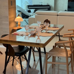 #주방시공포인트 #홈바인테리어
우리 집 주방 시공 포인트는 단연 우드 홈바 🤎
주방 한쪽에 만든 홈바는
수납 공간이면서도 작은 전시장이 되어주고 있어요.
평소 아끼는 그릇들과 컵,
여행지에서 하나씩 모은 소품들을 올려두니
주방에 들어설 때마다 괜히 기분이 좋아지더라고요.
사용하기 편한 높이와 넉넉한 상판 덕분에
커피를 내리거나 간단한 브런치를 준비할 때도 유용하고,
무엇보다 좋아하는 것들을 가까이 두고 볼 수 있다는 점이 가장 만족스러워요.
실용성과 취향을 모두 담은,
우리 집에서 가장 애정하는 공간입니다 🤍
#주방인테리어 #우드홈바 #주방시공 #주방꾸미기 #그릇장 #집꾸미기 #홈스타일링 #인테리어기록 #우리집주방