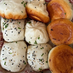 구오만두x여경래 셰프
찐빵처럼 퐁신하고 바닥은 빠작 .. 육즙 팡팡🥟 이거 진짜 맛있어요- 줄이 긴 이유가 있었음
식기 전에 드세요 !! (육즙 주의)
고기, 새우 둘다 맛있어서 하나씩 먹어보는 걸 추천✨
고기육즙생전포 5개
새우육즙생전포 4개
9개 set (22,0)
#만두 #고기만두 #새우만두 #맛집 #맛집스타그램 #맛집탐방 #고기 #고기스타그램 #새우 #강남맛집 #서울맛집 #맛집추천 #푸드 #푸드스타그램 #맥주 #간식