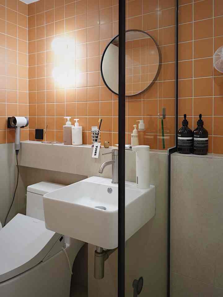 ＃インテリアノウハウ＃コンスープ記録集 

洗面台とトイレだけがあった小さなお部屋に
シャワーまで設置してコンパクトにしました。
ミニ洗面台を設置する必要がありましたが、シャワーも可能で全く不便ではありません。
リモデリングでライフスタイルに合わせて変更するのはうまくいったと思います🧡

＃バスルームのインテリア 