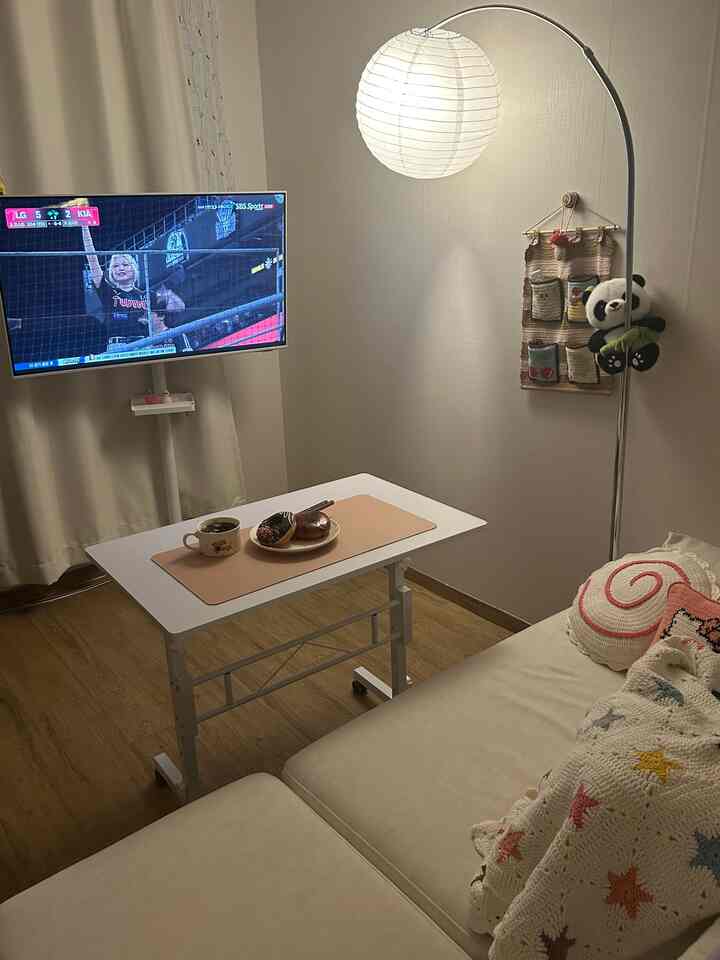 部屋構造を変えながら新しく産まれるソファテーブル！ 
大きさが大きくて王満足〜〜

＃賢明な消費＃コンスープ記録集＃移動式テーブル＃机
＃ソファテーブル＃移動式机＃移動式テレビ＃サムタンバイビー
#スタンド #照明 #ソファ #トゥルームインテリア
