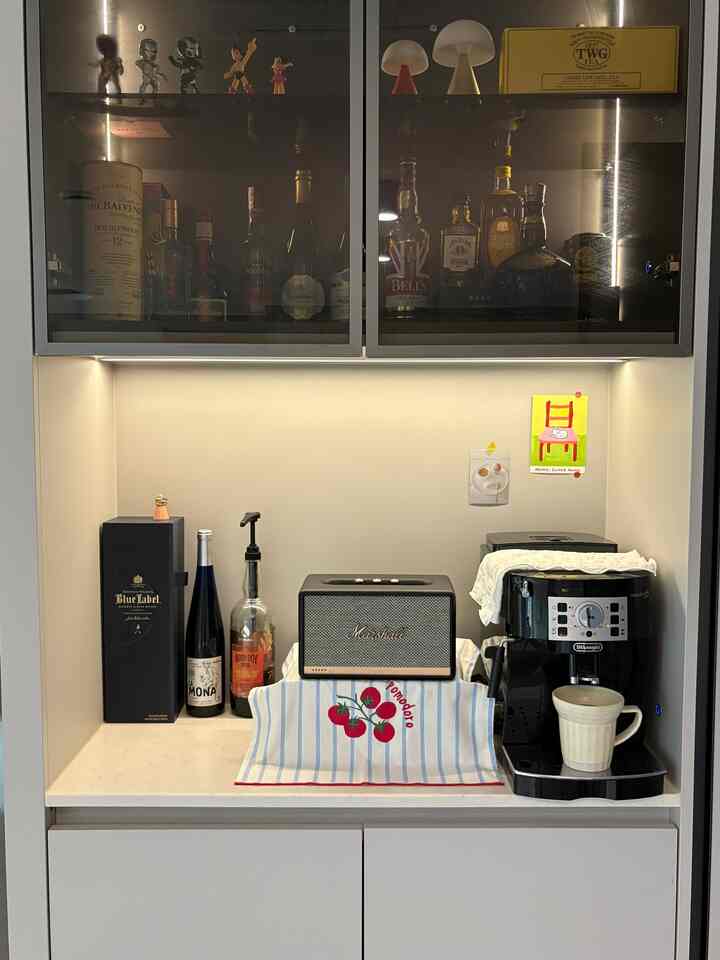 我が家のホームカフェゾンを担当しているドロンギマグニフィカ☕
カプセルコーヒーマシンを使うときは、カプセルも高すぎてゲストが来るときに1杯ずつ降りるのに時間がかかりましたが、全自動コーヒーマシンは一度に2ショット下げることができ、すぐに次のショットを下げることができ、時間もはるかに少しかかります  #전자동커피머신추천 #드롱기 #홈카페 #마샬 #신축아파트인테리어 #아기가있는집 #맞팔해요  