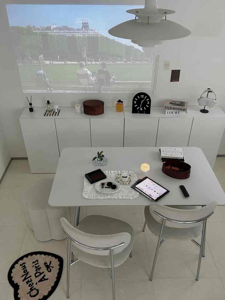 #우리집항공샷 #데스크존 #챌린지

私たちの家に新しい空間を作りました！ 
今後この空間は本当によく見せてくれると思います。 !! 

最初の挨拶は航空ショットで！クーク。 ✨ 

拡張型リビングなので、ソファの向かい側の空間に背の高い部屋を置き、好きなオブジェを置く空間でした。

子供たちを育てて夫と映画も見て夜食も食べたくて、昼間は一人でコーヒー飲んで作業する空間を作りたかったので、大好きで大変身でした！ 👀

この空間に置く食卓を本当に悩んでいました。
ダルリンパニッチャーは直角ポセリンセラミック食卓で選びました！ 

直線でぴったり落ちるポセリンセラミック天板は、なんとなく清潔で光を受けるたびに、ほのかに輝くクロムフレームが空間におしゃれなポイントを加えてくれるようです！ 

冷たく見えるクロム素材ですが、椅子の暖かいホワイトファブリックの質感が加わると全体的なムードが一層澄んで自然な.. ✨🥹


新しい私のスペース！これから頻繁にお見せします🫶  #독서존 #확장형거실 #거실 #거실인테리어 #홈카페존 #아이랑사는집 #거실꾸미기 