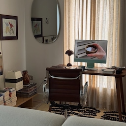 A cozy work corner that feels more like part of the living space than a separate office. The warm wood tones, soft linen curtains, and vintage-inspired desk setup create an atmosphere that makes even everyday tasks feel a little slower and more intentional.
Credit: @Joyceemli
#HomeOffice #WorkFromHomeStyle #CozyWorkspace #InteriorInspiration #WarmMinimalism #DeskSetup #ModernVintage #SlowLiving #DesignDetails #NeutralHome #CuratedSpaces #EverydayInteriors #ApartmentTherapy #HomeStyling #WorkspaceGoals