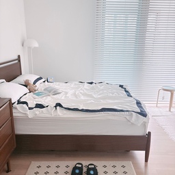 #콘수프기록집 #인테리어노하우
화이트 침구 특유의 깔끔한 분위기에 라인 디테일이 더해져 호텔 같은 무드가 자연스럽게 느껴졌어요!
솜 없이 가볍게 사용해도 차분하고 정돈된 느낌이 예쁘고, 부드러운 촉감 덕분에 하루 끝에 더욱 편안하게 쉬기 좋은 침실이 완성되더라고요 :)
은은한 포인트가 더해져 공간이 한층 더 고급스럽고 아늑해 보이는 것 같아요 ✨
#침실 #크라운구스 #구스이불 #호텔침구 #호텔이불 #신혼이불 #까사미아 #까사미아와이드서랍장 #까사미아브루노침대 #리튼 #러그 #포르투갈러그 #노미아 #룸슈즈 #블라인드 #윈플러스 #스툴 #바미르 #맞팔 #침실인테리어 #침실스타일링 #우드인테리어 #화이트인테리어 #침실인테리어소품 