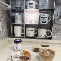 #콘수프기록집 #오늘의우리집 
어제 언니가 사준 베이글 🥯
남편이 반먹고 나간 베이글에 블루베리 스프레드 발라 먹으니
왜 이렇게 맛있을까요? ✨
두유에 샷내려 두유라떼와 함께 🥛☕️
분명 샐러드 먹은지 얼마 안됫는데, 뒤돌아서면 배고픈 27주 임산부!
그나저나 새로산 이케아 컵 마음에 들자나! 🤍
#베이글 #두유라떼 #이케아컵 #홈카페 #컵선반 
#빌라드까사 #컵보드 #쇠테리어 
#컵추천 #머그컵 #글라스잔 #세임디 #세임디컵 
#이케아쇼핑 #이케아템 
#홈바리스타 #홈카페인테리어 
#주방인테리어 #홈스타일링 #홈데코
#조명 #스노우맨 #오늘의집
#임산부 #임산부일상 #임산부소통 #예비맘
