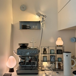 내 작은 카페 ☕️
반짝이게 닦아주고 아이스 라테 한잔 마셔줬더니 묵직하던 몸이 깨어나는 기분 ☺️
집근처에 만석 닭강정 팝업소식이 있어 오늘은 닭강정에 맥주한잔 하기로 약속했더니 침도 고이고 입꼬리도 안내려 간다🤤
#홈카페 #브레빌 #컵선반 #집꾸미기 #coffeeoftheday #콘수프기록집 #오늘의우리집 #오늘장면한컷 #커피 #살림 #일상 #정보 #예쁜컵 #컵보드 #커피머신 #에스프레소머신 #브레빌876 