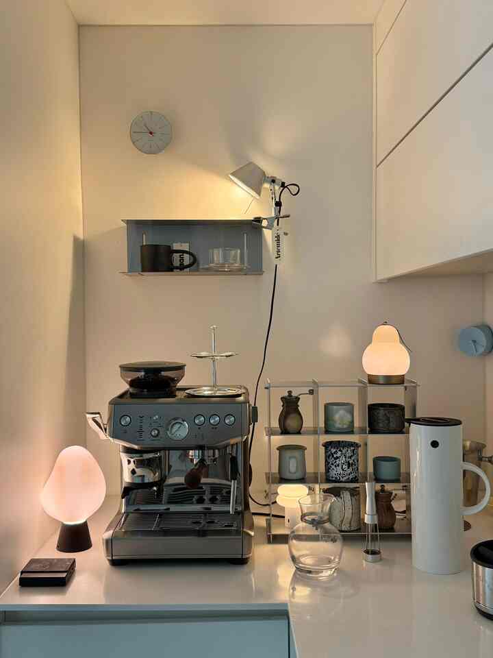 私の小さなカフェ☕️
キラキラ拭いてくれてアイスラテ一杯飲んだら、ずっしりした体が目覚める気持ち☺️
家の近くに満席チキンカンジョンのポップアップニュースがあり、今日はチキンカンジョンにビールを一杯飲むことを約束したので、唾液の高さで、口の尾も案内していく🤤

#ホームカフェ 