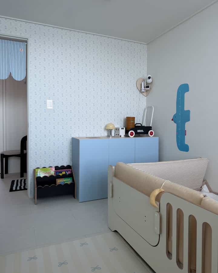 ＃今日の私たちの家＃コンスープ記録集 

子供部屋に成長記録まできれいに残せるなんて🤍

ドゥインサムヨモギキー再起成長ポスターインストール完了！
防水素材なので管理も簡単で、ずっと貼ることができ、より満足でした。

ハドンも新しい絵を見て「つぶやき」🐦
次のキー測定日がすでに待っています:) ✨


＃赤ちゃんの装飾＃赤ちゃんの部屋のインテリア＃赤ちゃんの家＃赤ちゃんの住宅＃リビングルームのインテリア＃20フラットアパートメントのインテリア＃子供の部屋のインテリア＃子供の装飾＃リモデリングアパートメント  