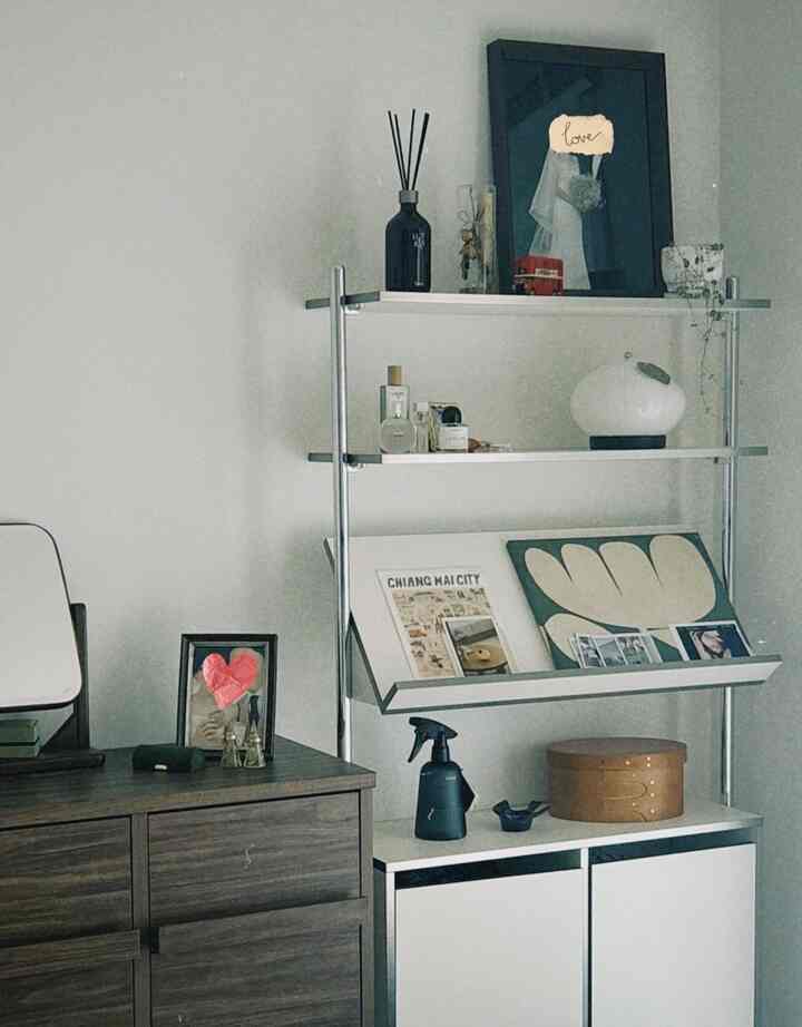 私の家は私の＃最愛の家具❶


ウッド＆ホワイトコンセプトの我が家の寝室、
私の最愛の家具を紹介します🤍 
#レトロハウス #ゴートミッドセンチュリーウォールキャビネット 

寝室の家具を全てウッドに統一しよう 
あまりにも退屈に思えるようです。 
そのため、しばらく空いていた収納場の横のスペース 

ホワイトウッドとメタル素材のウォールキャビネットを配置します。 
暖かい原木のムードをある程度換気させながらも 
華やかな感じを加えてくれると思います♡.°˖✧



#ftc記録 #ftc25 #ftc25機 #寝室 #寝室インテリア #寝室スタイリング #家具 #ミッドセンチュリー #ミッドセンチュリー #ウッドインテリア #ウッドアンドホワイト #マーケット費 #マーケット費収納場 #ウッド収納場 
