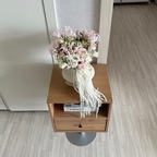 #흐즈흐홈 #사소한기록 

우리집🏡 에서 #가장아끼는가구 에 대해 소개합니다.
인테리어 가구를 찾아볼때 모던한 느낌을 좋아하는데, 모던하면서도 요즘 트렌디한 느낌을 잘 담아내는 #마켓비 제품을 평소 좋아합니당 ! 

🏷️ #마켓비폴라보수납장 
제가 자주 구독하며 보고있는 유튜브 채널에서 요 수납장을 사서 사용하는걸 종종 보곤 했는데 
딱 원하는 느낌 우드와 쇠테리어 느낌을 동시에 내더라구요 ! 화이트 앤 우드 인테리어에 너무 잘 어울리는 느낌이 좋아서 저두 바아아~~로 구매했답니다 😳

🏷️ #미센츄리모듈철제수납장
화이트 협탁용 수납장을 찾다 깔끔한 요 제품을 픽했어용! 
일단 길이에 맞게 사이즈를 조절할 수 있고, 단도 설정할 수 있어서 제 공간에 맞게 맞출수 있어 구매하고 아주 만족했답니다 ! 다만, 무게가 정말 무거워요,,, 남편도 옮기도 고생했다고 들었거든요 ! 아주 잘쓰지만 자주 이동하실 분이라면 , 비슷한 제품 중 가벼운 걸로 구매하시길 추천합니다! 

🏷️ #이케아칼락스 
이사하며 블랙톤 가구를 들이고 싶어 한참을 서칭하다, 이케아 칼락스 조립 수납장으로 결정했는데요 ?! 일단 요것도 셀프 조립이지만 아주 간단하고 원하는 단, 넓이로 조절해서 구매 가능하니 아주 만족하고 잘 쓰고 있답니다! 
더 좋은건 , 안쪽 수납함을 원하는 형태로 채울 수 있도록 다양한 모양의 수납함도 판매하고 있어서 원하는 형태로 디자인 할수 있어 아주아주 좋습니다 ☺️🤍


#가장아끼는가구 #최애가구 #수납함정리 #수납장 #마켓비수납장 #침실협탁 #거실수납장 #이케아 #침실꾸미기 #ftc25기 #콘수프기록 #신혼부부집꾸미기 #오늘의집 #투룸인테리어 #ftc25 

