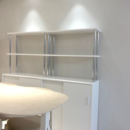 화이트 & 실버 조합은 실패가 없네요 🤍✨
거실 분위기를 조금 더 미니멀하고 깨끗하게
꾸미고 싶어서 고민 끝에 들인 수납장이에요. 😊
세라믹 식탁이랑 베이지 체어와 세트처럼 
자연스럽게 어우러지는 가구를 찾고 있었는데, 
이 화이트&실버 조합이 정말 딱이더라고요!
🛒 직접 써보고 느낀 만족 포인트
1. 답답함 없는 오픈형: 상단이 탁 트인 오픈 선반이라 
  거실이 훨씬 넓고 트여 보여요.
2. 깔끔한 하단 수납: 지저분한 생활용품들은 
아래쪽 도어 안으로 쏙 감출 수 있어서 실용성까지 최고!
3. 밤에 더 예쁜 무드: 밤에 천장 간접 조명만 켜두면 
  실버 기둥에 빛이 은은하게 반사되는데, 
  그 분위기가 정말 고급스러워요 🥺
이제 여기 위를 예쁜 오브제들로 채워 넣을 생각에 
벌써부터 설렙니다 ㅎㅎ 
깔끔하면서도 감각적인 화이트 인테리어 찾으시는 분들께 
눈여겨보시라고 슬쩍 추천해 드려요!
.
.
.
#오늘의집 #집꾸미기 #거실인테리어 #모듈가구 #거실꾸미기 #거실스타일링 #모듈수납장 #거실가구 #화이트인테리어 #미니멀인테리어 #화이트실버 #홈스윗홈 #홈스타일링 #집스타 #집계정맞팔 #인테리어소통 #랜선집들이 #새집꾸미기 #방꾸미기 #가구추천 #오브제 #감성인테리어 #인테리어그램 #올아워홈