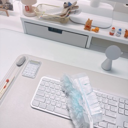 #콘수프기록집 #오늘의우리집
청소할 때마다 먼지가 다시 날리는 게 늘 아쉬웠는데요.
에리아 퍼펙트 먼지떨이는 정전 필터와 미세섬유가 결합된 2-WAY 구조로 먼지를 깔끔하게 흡착해줘요 ✨
선반 위나 가전 틈새도 가볍게 쓱 닦아주기만 하면 먼지가 잘 붙어 청소가 훨씬 간편하더라고요.
특히 먼지를 털어내는 방식이 아니라 흡착하는 방식이라 먼지 날림이 적고, 깔끔한 상태가 오래 유지되는 점이 만족스러웠어요.
작은 청소만으로도 공간이 한층 더 정돈돼 보여 요즘 자주 사용하고 있는 청소템이에요 !
#에리아 #aerea #퍼펙트먼지떨이 #먼지떨이 #먼지떨이개 #먼지털이 #맞팔 #먼지제거 #에어컨청소 #청소꿀팁 #청소템 #살림템 #오늘청소완료 