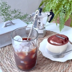 ☕️낮엔 캡슐 커피머신으로 간편하게 커피를 즐기지만 15년간 하루도 거르지 않고 지속해온 아침 루틴 
잠을 깨우는 저만의 조용한 예식이랄까!!!
불 위에서 커피가 추출되는 소리와 그 과정을 지켜보는 재미 + 집안 가득 퍼지는 진한 커피향 
이건 캡슐머신에선 느낄 수 없는 아날로그 감성!!! 절대 깨고 싶지 않은 이 감성 지키고 싶어 앞으로도 비알레띠 모카포트와 함께 하는 저의 아침 루틴은 끊이지 않고 계속 이어질 것 같아요 🤎☕️ 평~~생
✓ 모카포트 사용방법
1. 모카포트 보일러의 안전밸브 1cm 아래까지 물 담기
2.곱게 분쇄된 커피를 바스켓에 빈 곳 없이 담고 보일러에 담은 뒤 상단 본체와 결합하기
3.화구에 올려놓은 뒤 모카포트로 커피 추출하기
✓ 모카포트 관리법
추출 후 모카포트를 세척할 때는 연마제나 수세미는 절대 사용하지 말고 물로만 세척
세척 후에는 모두 분리한 상태로 자연 건조하기
#콘수프기록집 #커피타임 #커피테이블  #모카포트 #비알레띠 #모닝커피 #아침루틴 #비알레띠모카포트 #커피한잔  #맞팔 #맞팔해요