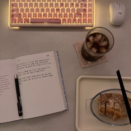 간만의 필사타임✍️
(근데 이제 아아와 화석같은 바게트를 곁들인.. 🥖)
냉동실에 언제 넣어뒀는지 기억이 안나는 바게트 유물 하나쯤 있으시죠?🫢
에프로도 소생이 안되는 입천장 홀랑 까질것 같은 거칠디 거친 표면😫
그래도 속은 촉촉해서 다행이야..
#콘수프기록집 #인테리어노하우 #데스크테리어 #데스크조명 #키보드 #키보드추천 #게이밍키보드 #책상 #필사 #맞팔