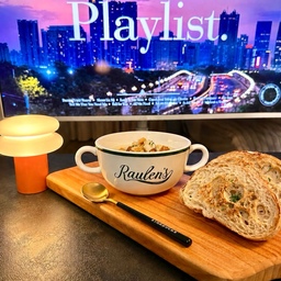 오늘의가든 벌써 세 번째 수확🌱🥣
적당한 스프볼이 없었는데 드디어 생겼어요.
실물로 받아보니 왜 많은 분들이 극찬하는지 바로 알겠더라구요🤍
이름에 충실하게 오랜만에 스프도 끓여봤는데,
스프볼에 담아 먹는 스프는 왠지 더 맛있는 기분이에요 
예쁘기만 한 줄 알았는데 활용도까지 만족✨
이거 하나로는 안 되겠네요.
앞으로도 열심히 키워서 더 모아봐야겠습니다😊
#콘수프기록집 #오늘의우리집 #콘수프기록 #스프볼  #일광전구 #일광전구스노우맨 #이동식티비 #삼탠바이미 #원목도마 #주방꾸미기 #주방인테리어 
#주방용품 #원룸 #원룸인테리어 #원룸꾸미기 #자취방꾸미기 #자취방 #자취방인테리어 #내돈내산 #집꾸미기 #방꾸미기 #오홈스토랑 #여름나기 #여름준비템 #오늘의가든 #오늘의식탁