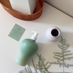#콘수프기록집 #현명한소비
샤워 후에도 은은하게 남는 향이 좋아서 
요즘 자주 손이 가는 취 바디워시 🤍
패키지까지 감성적이라 욕실이나 화장대 위에 두기만 해도 인테리어 소품 같은 느낌이에요:)
하루를 기분 좋게 마무리하는 작은 루틴✨
#욕실용품 #욕실필수템 #도르리 #셰이커트레이 #갑조네 #생화인테리어 #화이트인테리어 #수납장 #거실인테리어 #포근한거실 #깨끗한집 #북스탠드 #장스탠드조명 #조명 #거실조명 #단스탠드조명 #우드스탠드 #플리츠스탠드 #홈비 #모빌인테리어 #거실커튼 #조화인테리어 #포근한거실 