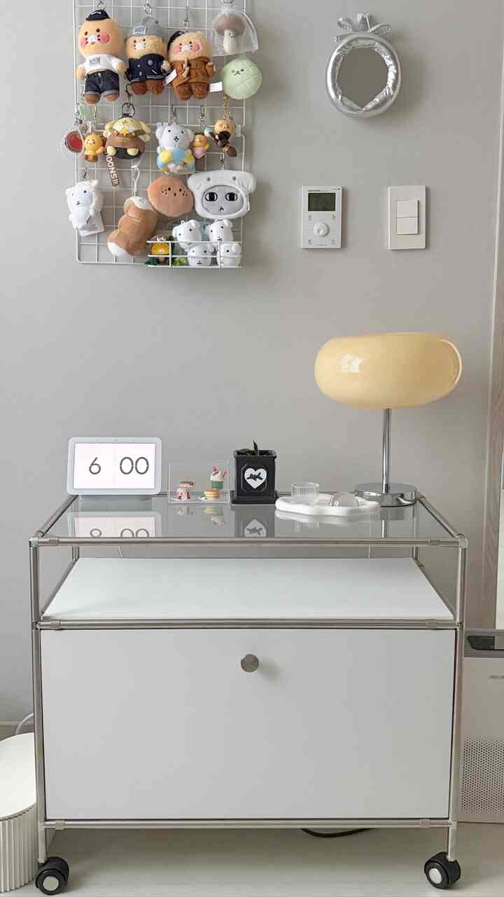 ＃最愛の家具
我が家の最愛家具はやはりDIYモジュール家具！
インターネット無線LANモデムとサムスン複合プリンタを収納し、
やや疲れて見える電線をすべて隠すために
プリンターの後ろには穴を開けて電線の整理もしました。
磁性のあるハンドルとヒンジで開閉も簡単
何よりも車輪をつけて移動にも容易ですよー！

独自のカスタムモジュール家具
いとこ姉さんと一緒に作ってもっと愛情があります。

＃モジュラー家具＃モジュラー収納箱＃モバイルモジュラー家具＃モジュラー棚＃今日の家ftc＃今日の家ftc24＃ウェルカムミッション＃ftc24＃ミッドセンチュリー＃ミッドセンチュリーモダン＃今日のガーデン＃ベッドルームインテリア＃ワンルーム＃ツルーム＃オフィステル 