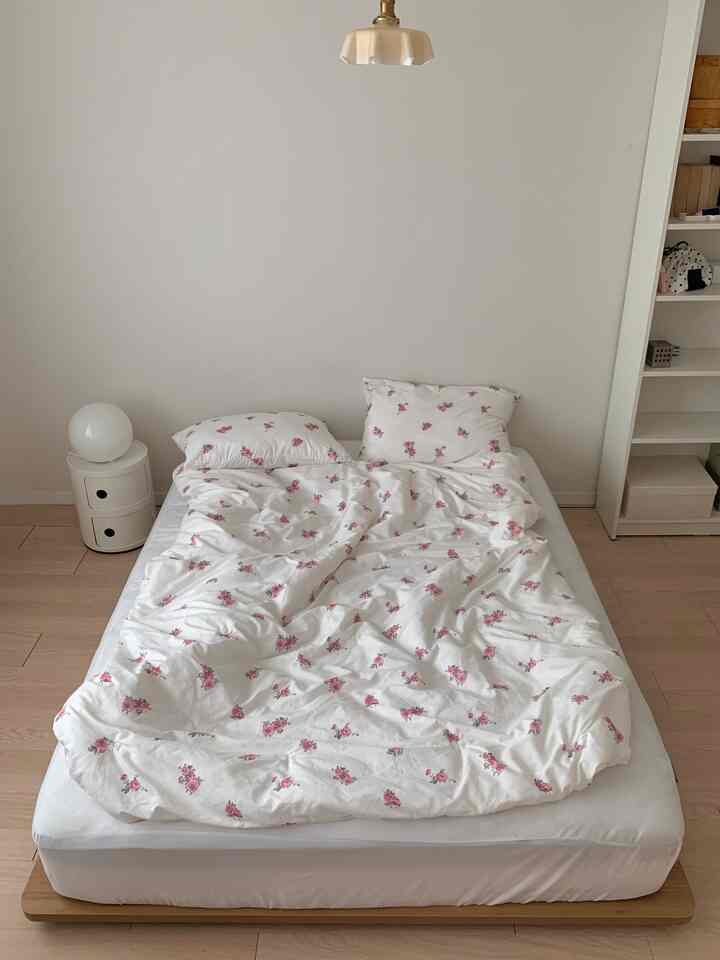 製品提供のヴィンテージの花柄がいっぱいのモアブリックのヴィンテージフラワー寝具セット🥀

可愛らしい雰囲気が本当に綺麗ですよね、羽毛布団は最近季節に合わせて切節用に選んでみましたが、適度な厚みと体にくっつかない材質で可愛いうえに機能性も備えています𓂃𓈒𓏸☁️

＃新婚旅行インテリア＃ビンテージインテリア＃ミニマルインテリア＃今日の私たちの家＃ワームトンインテリア＃コンスープレコードハウス＃インテリアノウハウ＃かわいいテム最高屋＃賢い消費＃私たちの家の追求＃夏の寝具の変更＃一緒に住んでいる家＃モアブリック＃部屋の布団＃寝室のインテリア