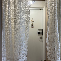 처음 집에 왔을때부터
지저분한 현관이 너무 신경쓰였어요
현관이 깨끗해야 집에 복이 들어온다고 하잖아요?
그래서 바꿔야지 바꿔야지 한달내내 벼르고있다가
드디어 주말이틀동안 열심히 칠하고 말리고 꾸며봤습니다!
코일매트는 보자마자 이거다 해서 구매했는데
깔자마자 현관이 밝아져서 너무 마음에 들어요!
제일 큰거 샀는데도 사이즈가 조금 작아서 남은 자투리로 채웠지만 흐린눈하면 티 안나서 굉장히 만족중입니다❤️
오래돼서 칙칙한 우유구멍도 깔끔하게 막아줬더니 너무 만족해요👍🏻
#현관인테리어 #현관 #현관중문 #현관타일 #스래홈 #코일매트 #전세집인테리어 #전세집꾸미기 #전세인테리어총집합 #셀프인테리어 #셀프홈스타일링 #셀프홈스타일링 