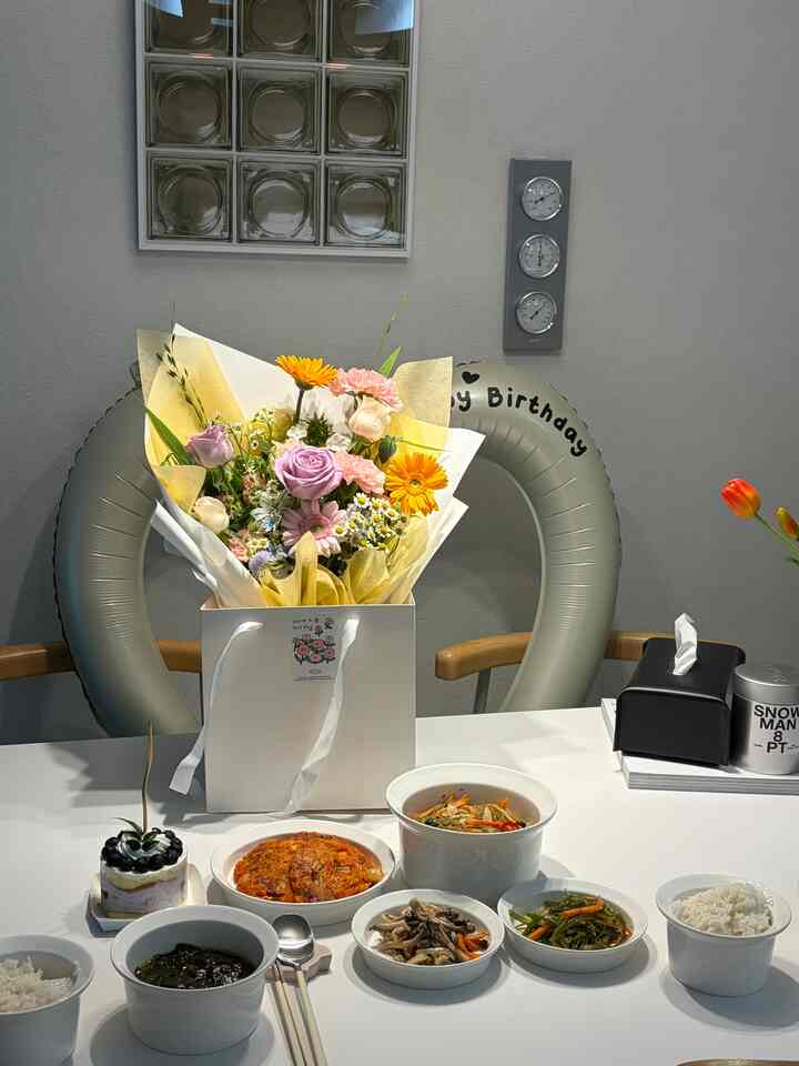 #콘수프기록집 #오늘의우리집

昨日は私の誕生日でした🎂
目が覚めるとすぐにパジャマ姿でご飯を食べる私の写真はありませんが
それでも夫が作ってくれたワカメ美味しく食べて写真一枚残してみたよ😘

心の風船は数ヶ月前に夫の誕生日に使用されました。
私の誕生日まで使って、난후에만 보내 주셨습니다🫣

#誕生日 #한식그릇 #한식기 #꽃 #주말일상 #주방인테리어 #액자인테리어 
