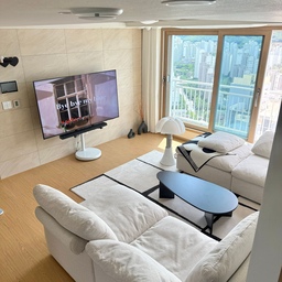 #우리집항공샷
아직 미니멀한 우리집 거실 🏡
예전엔 공간이 비어 보이면 뭔가 더 채워야 할 것 같았는데,
오히려 하나씩 덜어내기 시작하면서 집이 훨씬 넓어 보이더라고요.
TV도 벽걸이 대신 스탠드형으로,
가구도 최소한으로만 배치했어요.
화이트와 블랙을 중심으로 맞추고,
실링팬과 곡선 조명으로 포인트를 더해
심심하지 않지만 복잡하지 않은 공간을 만들고 싶었어요.
특히 거실에서 침실까지 이어지는 시선이
막히지 않도록 배치한 게 가장 만족스러운 부분✨
#거실 #미니멀인테리어 #미니멀대맥시멀 #미니멀거실 #거실꾸미기 #거실인테리어 #거실테이블 #거실스타일링 #거실조명 #거실장 #거실러그 #거실소파 #거실가구 #거실가구배치 #거실커튼 #거실뷰 #우리집추구미 #우리집포토존 #우리집자랑 #우리집거실 #거실테이블추천 #블랙앤화이트 #블랙앤화이트인테리어 #블랙포인트 #블랙테이블 #블랙가구 #이케아선반 #이케아 #까사미아소파 