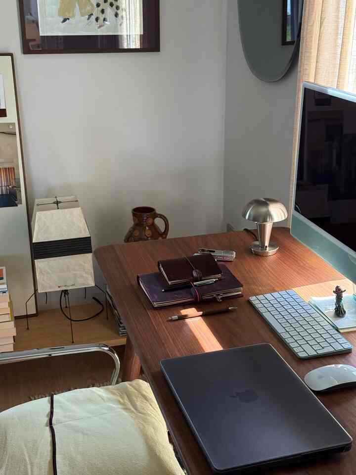 Sudut kerja yang nyaman yang terasa lebih seperti bagian dari ruang keluarga daripada kantor terpisah. Nuansa kayu yang hangat, tirai linen yang lembut, dan tata letak meja bergaya vintage menciptakan suasana yang membuat tugas sehari-hari pun terasa sedikit lebih lambat dan lebih terencana.

Kredit: @Joyceemli

#KantorRumah #WorkFromHomeStyle #CozyWorkspace #InteriorInspiration #WarmMinimalism #DeskSetup #ModernVintage #SlowLiving #DesignDetails #NeutralHome #CuratedSpaces #EverydayInteriors #ApartmentTherapy #HomeStyling #WorkspaceGoals