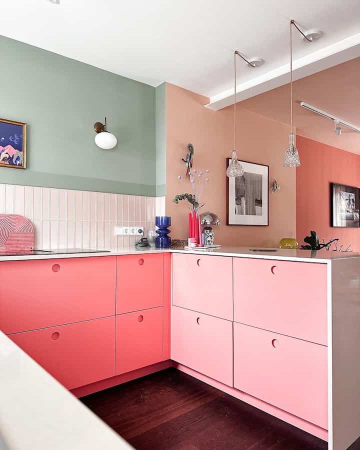 Pink cabinets and green wallpaper make a fresh, playful pairing that still feels beautifully put together. 💗🌿
The soft pink adds warmth, while the green backdrop brings in a little garden-inspired energy.

#PinkKitchen #GreenWallpaper #ColorfulInteriors #KitchenInspo #HomeDecor #InteriorInspo #ColorfulHome #KitchenDesign #ModernHome #PlayfulInteriors #WallpaperLove #HomeStyling

credit: @nanananiniiii